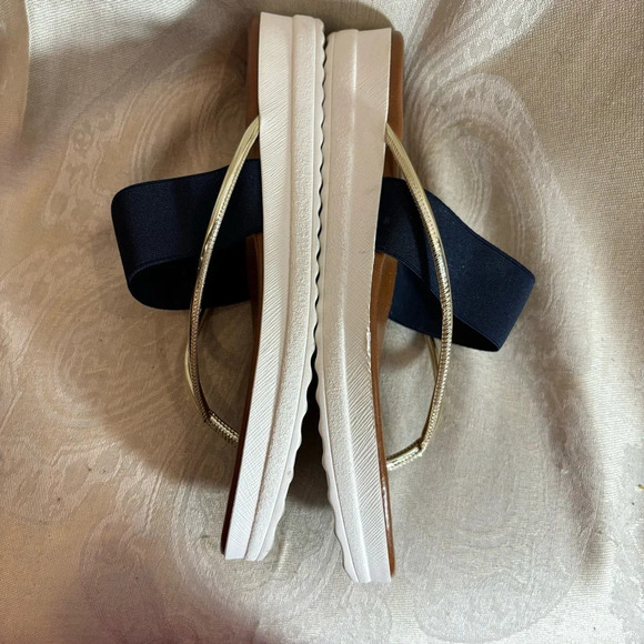ITALIAN SHOEMAKERS Sz 9 Gold Navy Elastic Front Toe Post Slip On Comfort Sandals - Picture 5 of 6